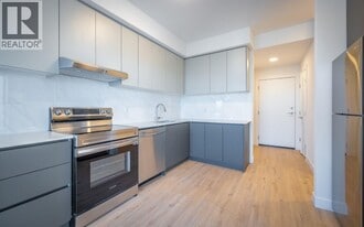 2590 Lonsdale Ave in North Vancouver, BC - Building Photo