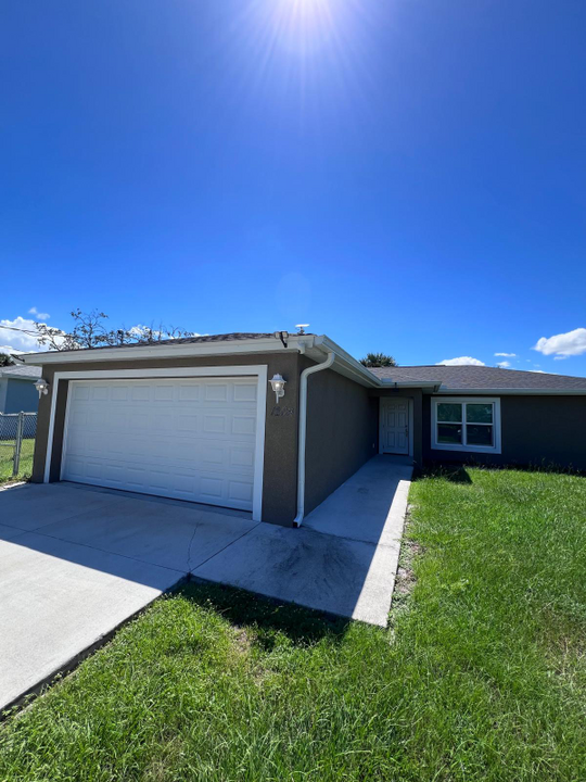 1209 Banjo Ct in La Belle, FL - Building Photo
