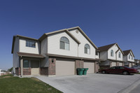 Clearfield Townhomes in Clearfield, UT - Foto de edificio - Building Photo