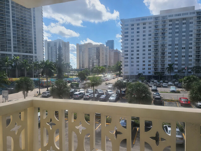 1825 S Ocean Dr, Unit 413 in Hallandale Beach, FL - Building Photo - Building Photo
