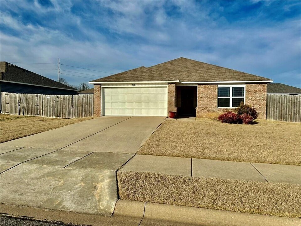 816 NW 68th Ave in Bentonville, AR - Building Photo