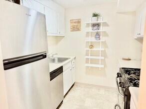5 Louisburg Square in Nashua, NH - Building Photo - Building Photo