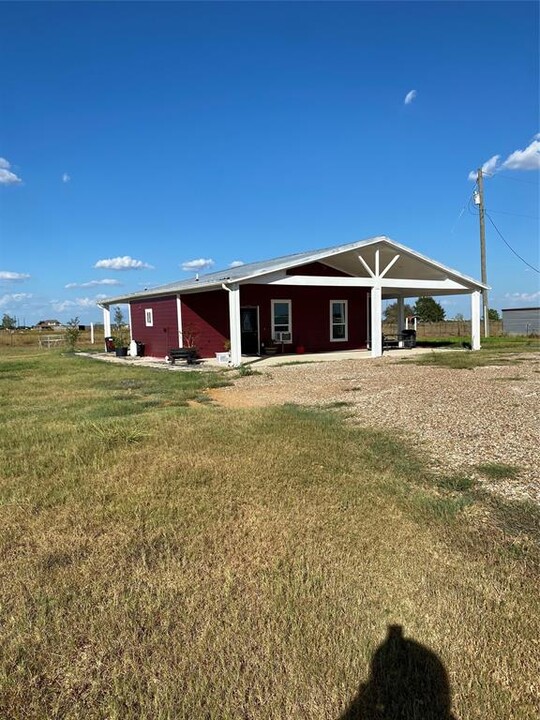 1225 Old Columbus Rd N in Sealy, TX - Building Photo