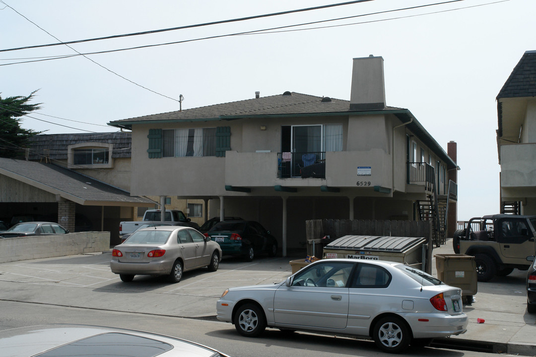 6529 Del Playa Dr in Goleta, CA - Building Photo