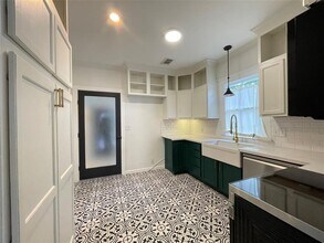 310 W Sidnor St in Alvin, TX - Building Photo - Building Photo