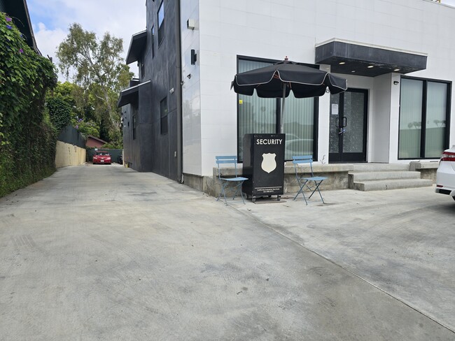 1245 Crenshaw Blvd, Unit 1245 ground level