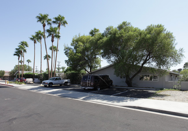 807 E Cottonwood Rd in Palm Springs, CA - Building Photo - Building Photo