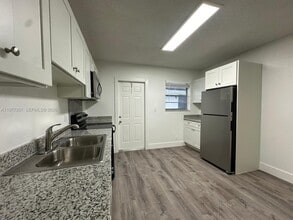 112 NW 2nd Ave in Hallandale Beach, FL - Building Photo - Building Photo