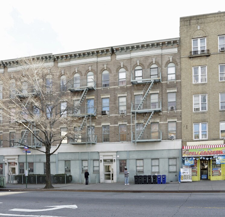 1306 Boston Rd in Bronx, NY - Foto de edificio