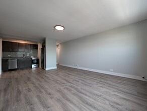429 W Wellington Ave, Unit 12C in Chicago, IL - Foto de edificio - Building Photo