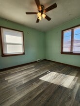 815 East Ave S in Lyons, KS - Foto de edificio - Building Photo