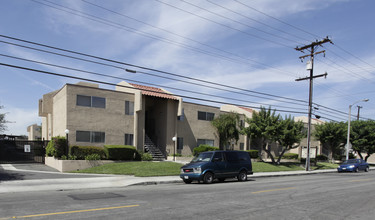 Monte Vista Manor Apartments in La Habra, CA - Building Photo - Building Photo