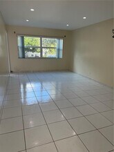 5061 W Oakland Park Blvd in Lauderdale Lakes, FL - Building Photo - Building Photo