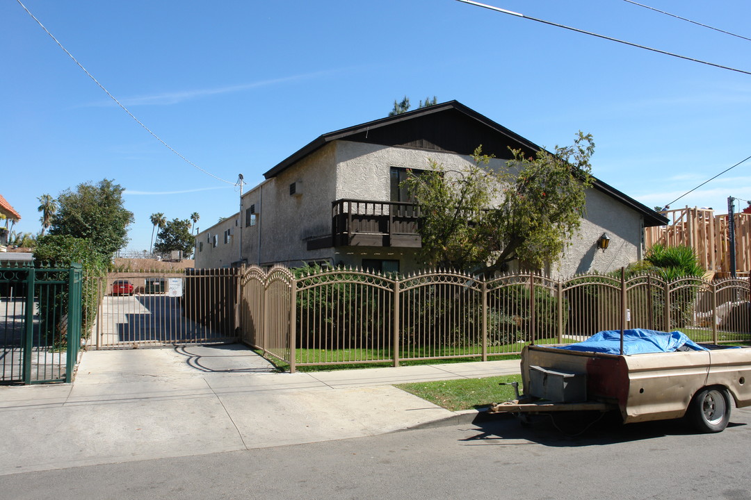 6652 Sylmar Ave in Van Nuys, CA - Building Photo