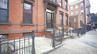 135 Vernon Apartments in Brooklyn, NY - Building Photo - Building Photo