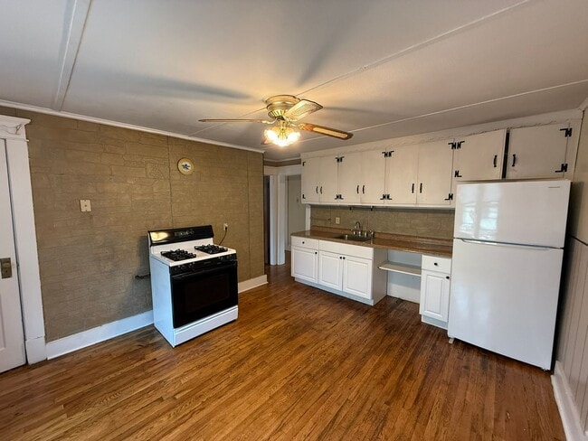 232 Hampden St in Chicopee, MA - Building Photo - Building Photo