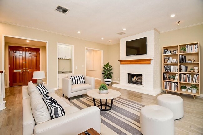 property at 4 Bayou Pointe Dr