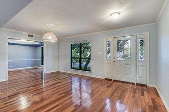 11210 Deadoak Ln in Austin, TX - Building Photo - Building Photo