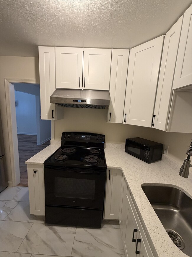 4 Brook Rd in Salem, NH - Building Photo - Building Photo