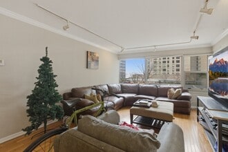 247 E Chestnut St, Unit # 01003 in Chicago, IL - Foto de edificio - Building Photo