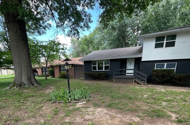 3332 S Southlyn Pl in Springfield, MO - Building Photo - Building Photo