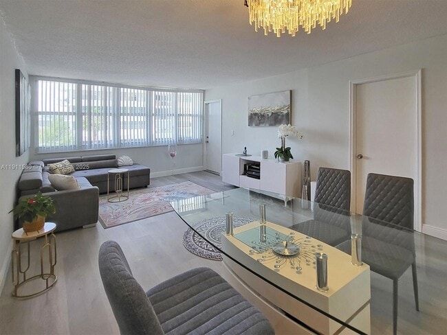 1825 S Ocean Dr, Unit 206 in Hallandale Beach, FL - Foto de edificio - Building Photo