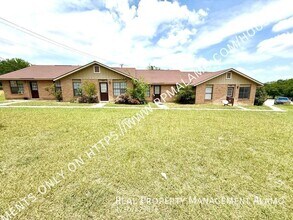 4545 Hoeneke Dr in Kirby, TX - Foto de edificio - Building Photo