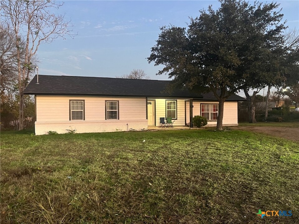 408 N Magnolia Ave in Luling, TX - Building Photo