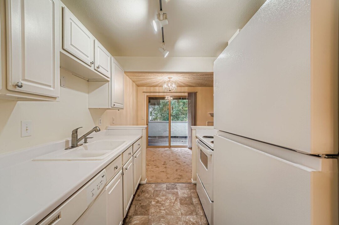 105 S 340th St in Federal Way, WA - Building Photo