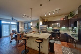 8877 Lakes at 610 Dr in Houston, TX - Building Photo - Building Photo