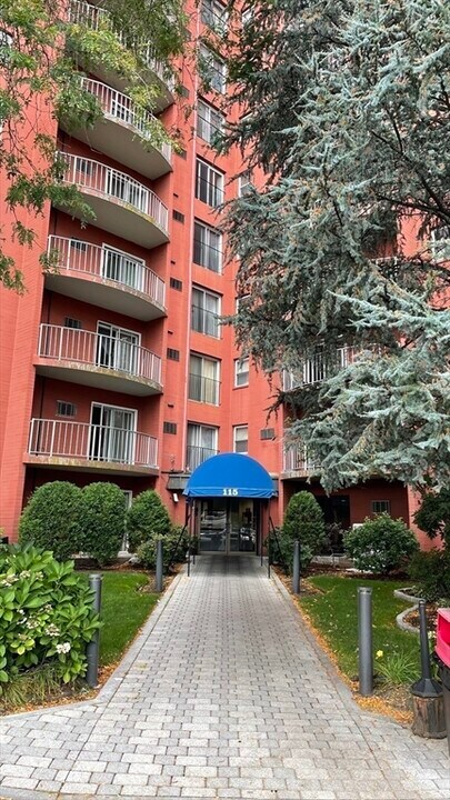 115 W Squantum St in Quincy, MA - Building Photo