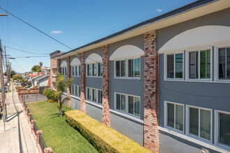 San Leandro Apartments in Oakland, CA - Foto de edificio - Building Photo