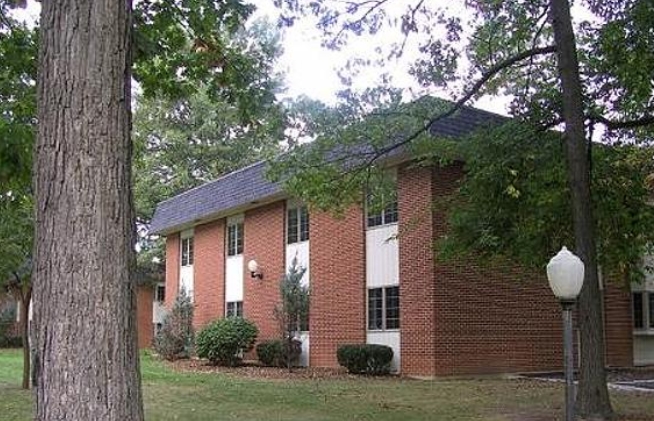 Bristol Oaks Apartments in Beach Park, IL - Building Photo