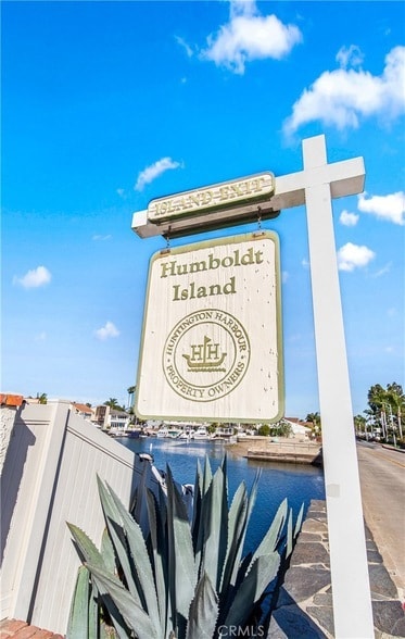 16293 Wayfarer Ln in Huntington Beach, CA - Foto de edificio - Building Photo