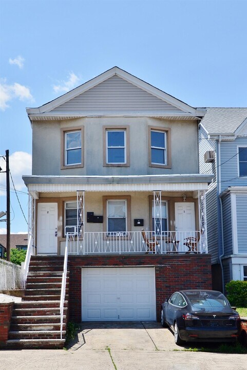 135 Lord Ave in Bayonne, NJ - Foto de edificio