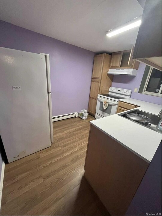 141 E John St in Lindenhurst, NY - Building Photo