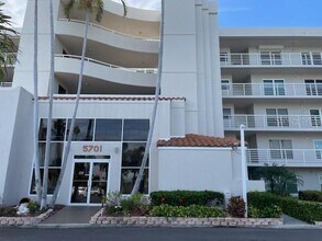 5701 Bahia Del Mar Cir N in St. Petersburg, FL - Building Photo - Building Photo