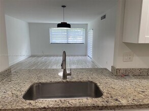 460 W Park Dr in Miami, FL - Building Photo - Building Photo