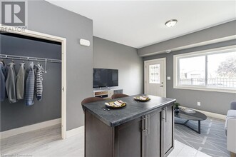 689 Doon Village Rd in Kitchener, ON - Building Photo - Building Photo