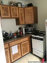 349 Pleasant St, Unit B1-7 in Malden, MA - Foto de edificio - Building Photo