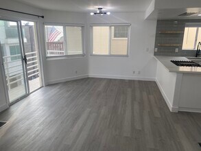 213 Moonstone St, Unit 213 in Manhattan Beach, CA - Foto de edificio - Building Photo