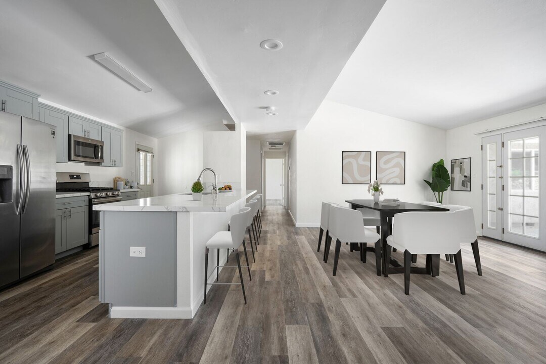 5288 Manhasset Dr in San Diego, CA - Building Photo