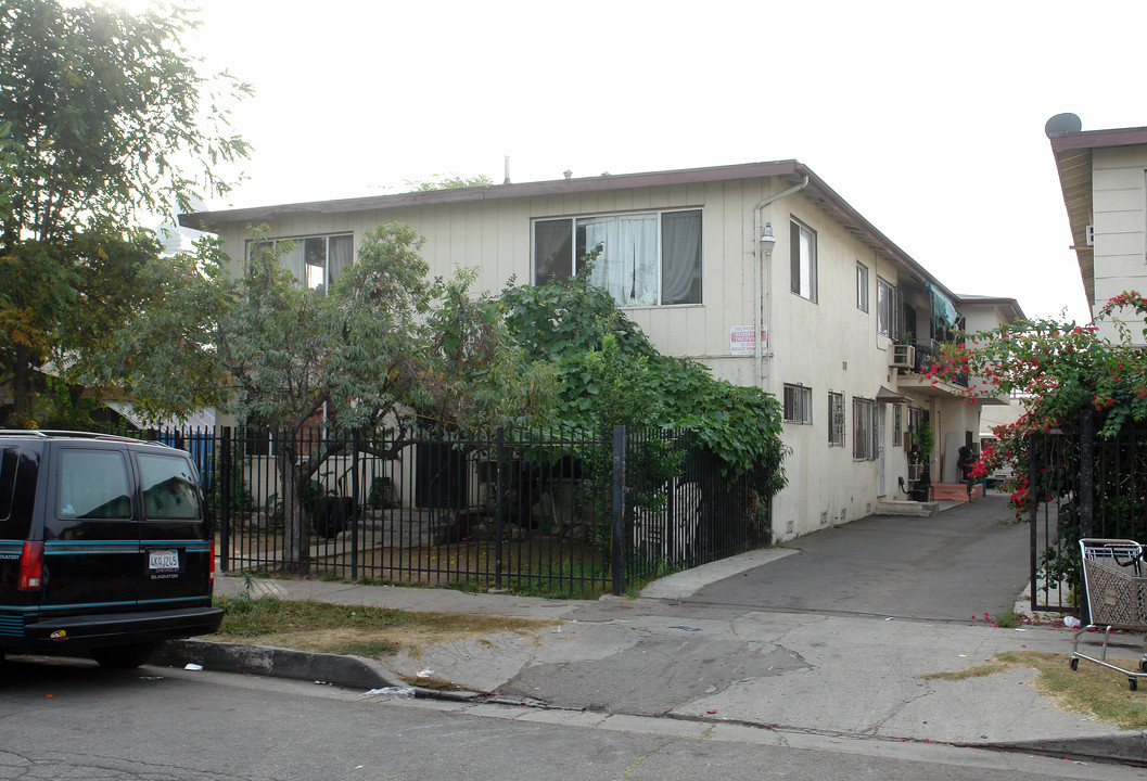 14210 Calvert St in Van Nuys, CA - Foto de edificio