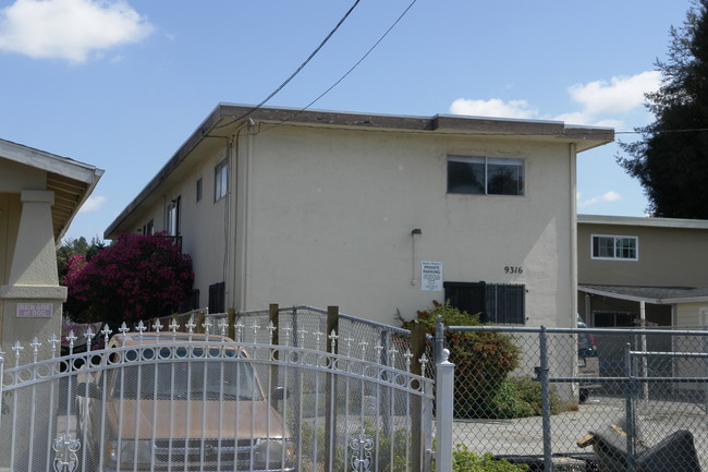 9316 Olive St in Oakland, CA - Foto de edificio - Building Photo