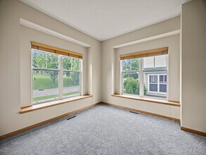 906 New Century Blvd S in Maplewood, MN - Foto de edificio - Building Photo