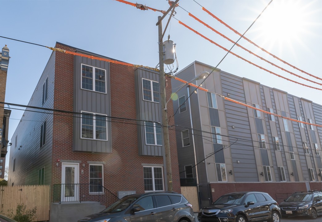 135 S 46th St in Philadelphia, PA - Building Photo