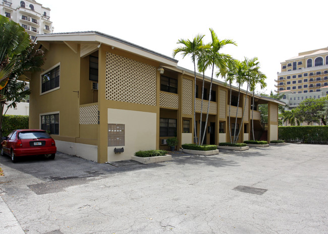 220 Madeira Ave in Coral Gables, FL - Foto de edificio - Building Photo