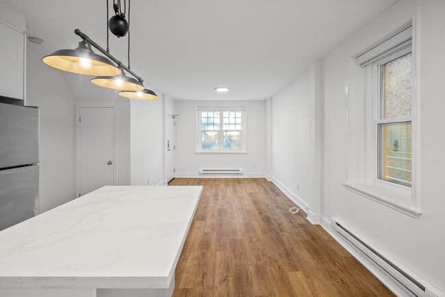 2461 Queen St E in Toronto, ON - Building Photo - Building Photo