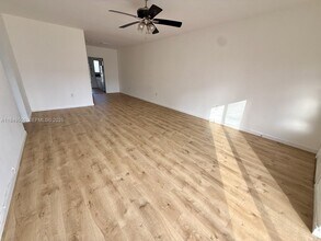 7921 East Dr in North Bay Village, FL - Foto de edificio - Building Photo