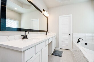 2033 Millbridge Spring Ln in Houston, TX - Building Photo - Building Photo